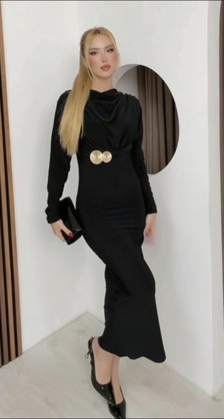 فستان ربيعي مخصر مع بروش دائرة